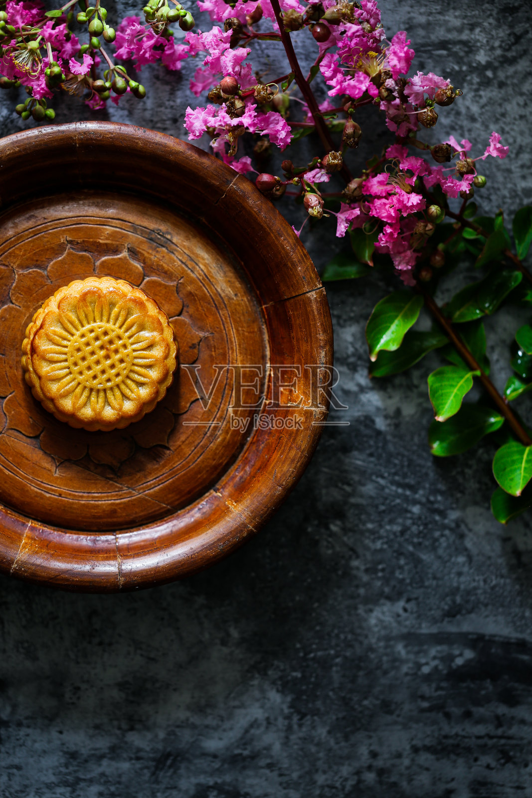 中国传统节日中秋月饼和鲜花照片摄影图片