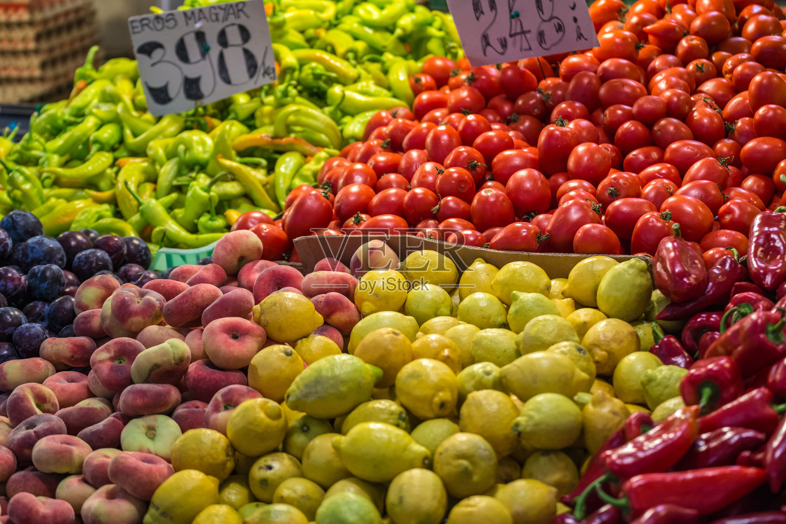 匈牙利布达佩斯中央市场大厅的新鲜水果和蔬菜照片摄影图片