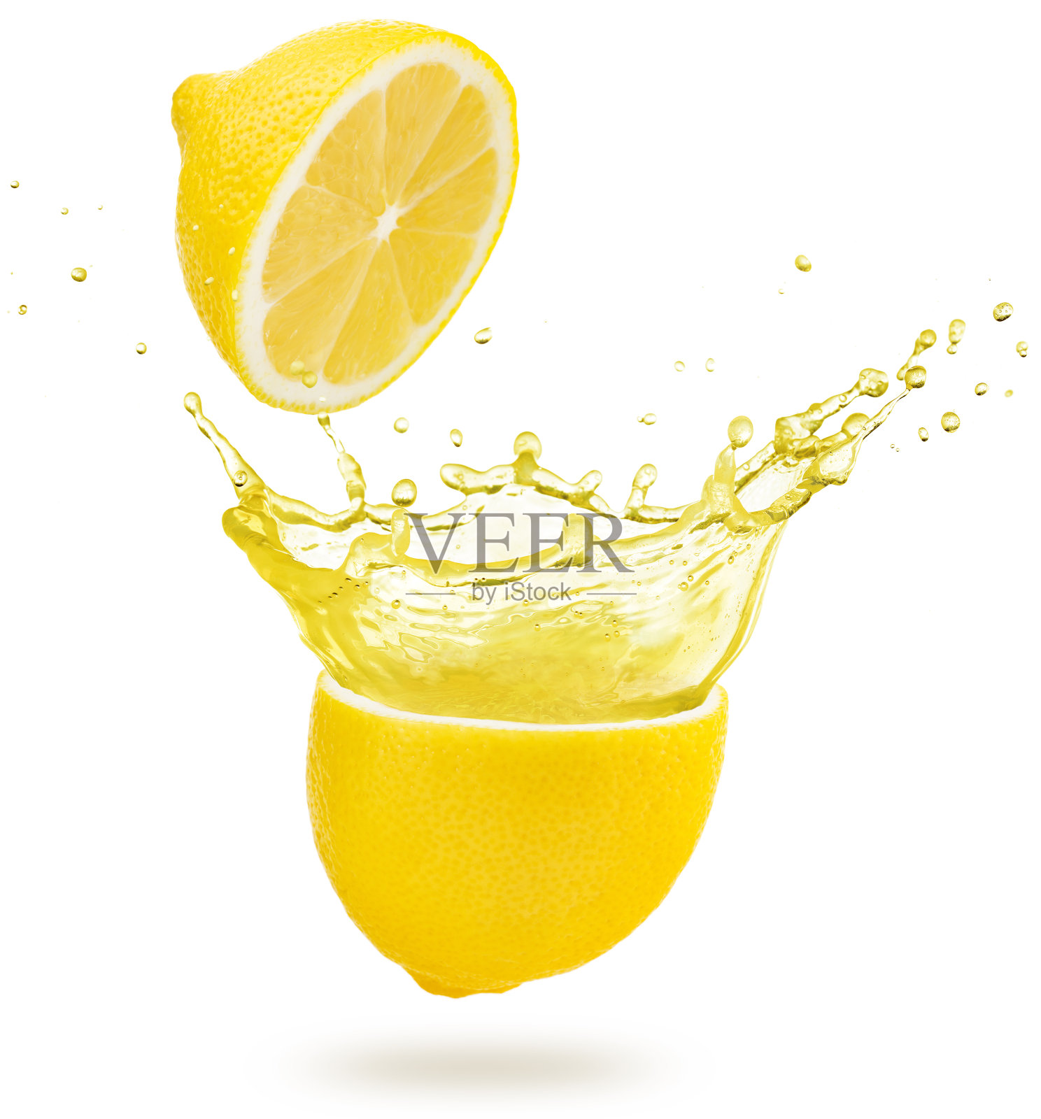 黄色的汁从柠檬里喷溅出来照片摄影图片