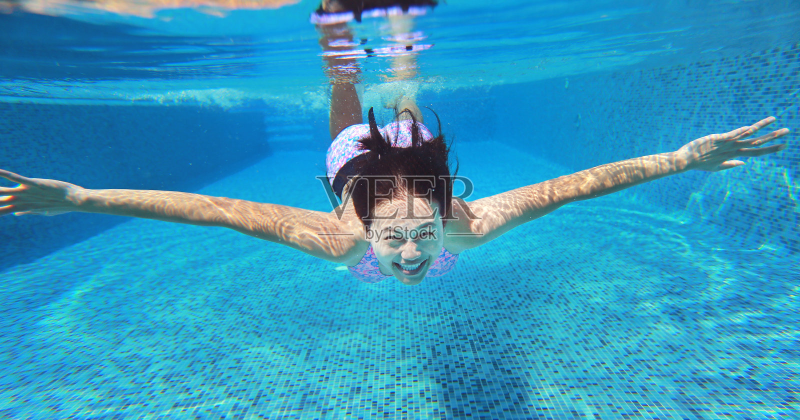 妈妈在游泳池里教孩子游泳。照片摄影图片_ID:312677415-Veer图库