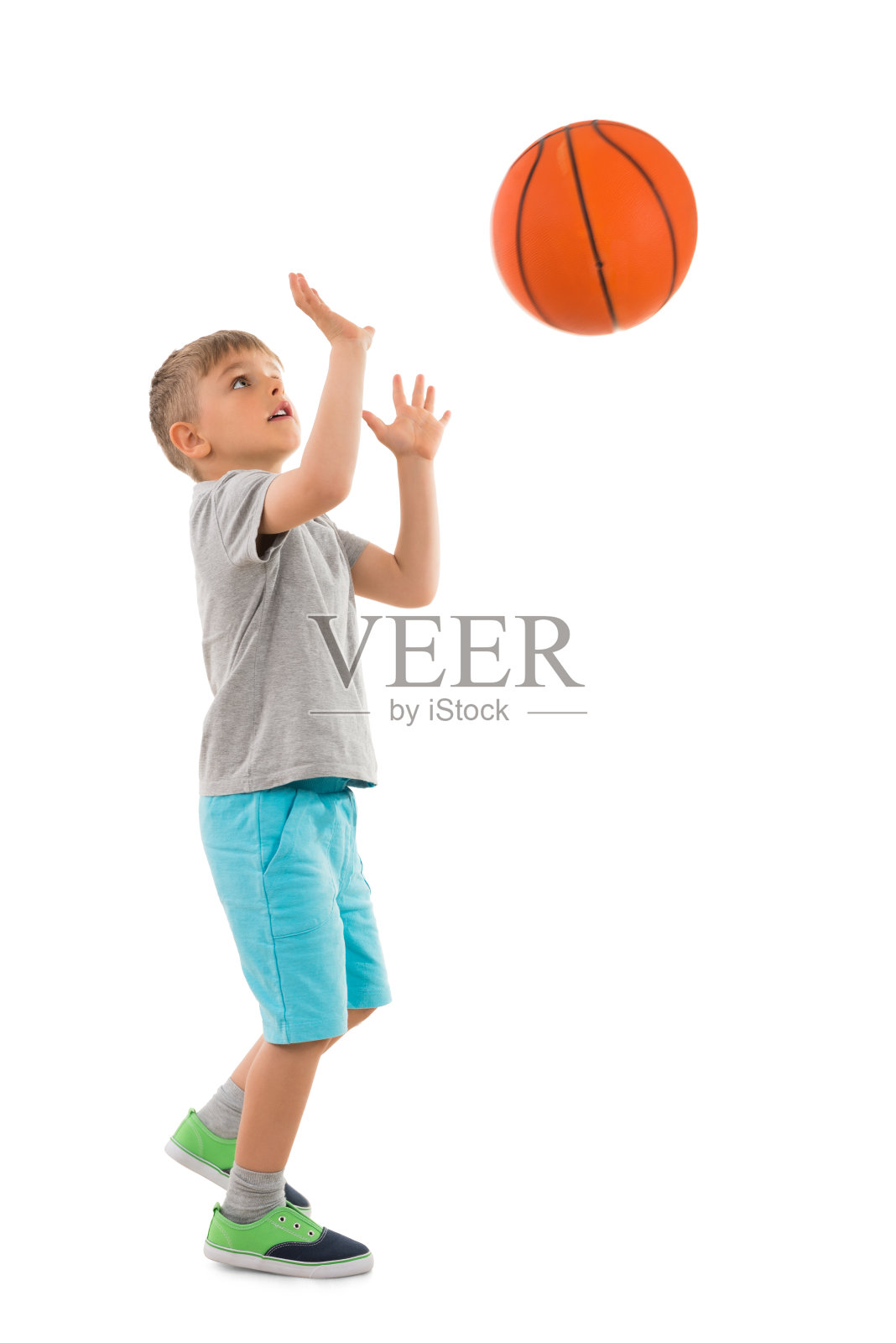 男孩扔篮球照片摄影图片