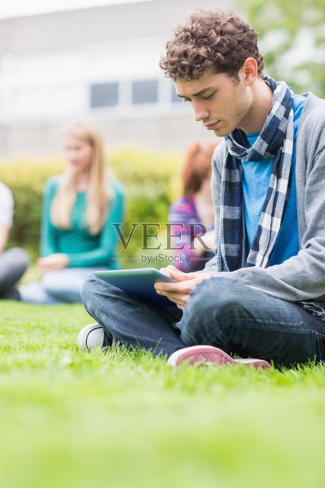 一个大学生在公园里和一群迷糊的学生玩电脑照片摄影图片