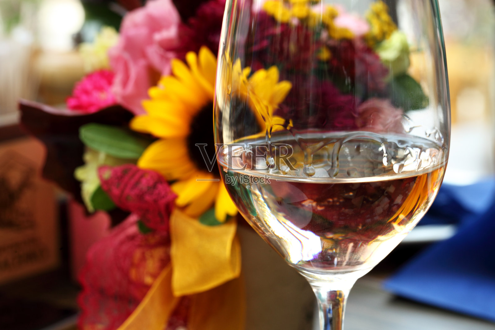 葡萄酒和花束照片摄影图片
