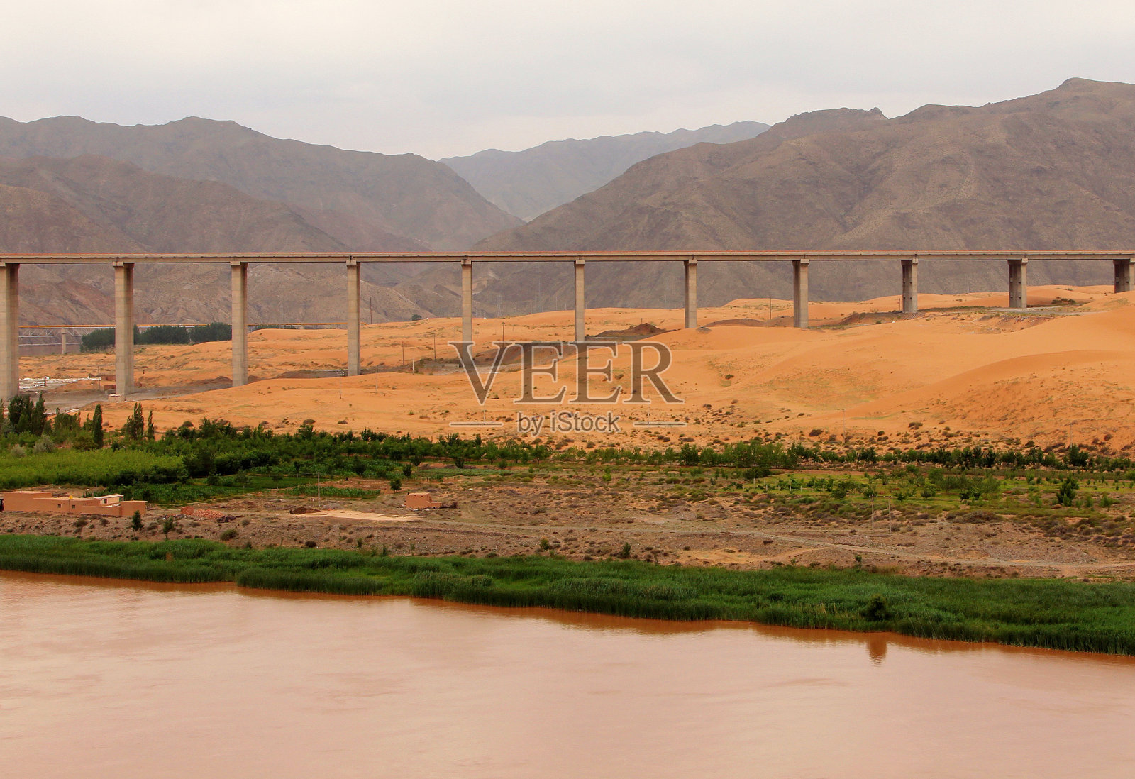 腾格里沙漠黄河大桥，沙坡头区，中国照片摄影图片