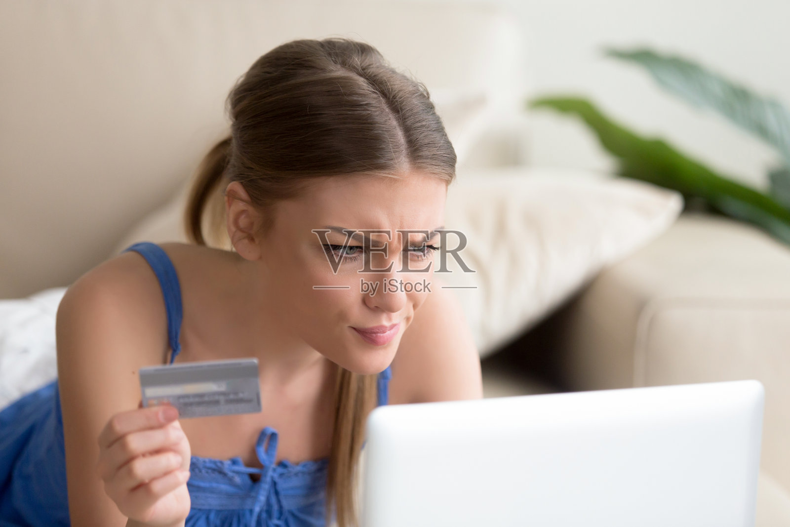 困惑的女人用信用卡在线支付有问题照片摄影图片