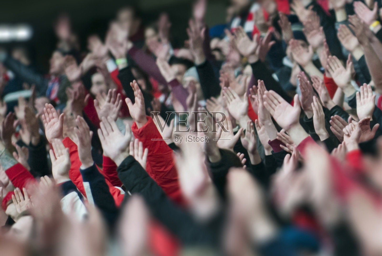 足球迷们在体育场讲台上鼓掌照片摄影图片