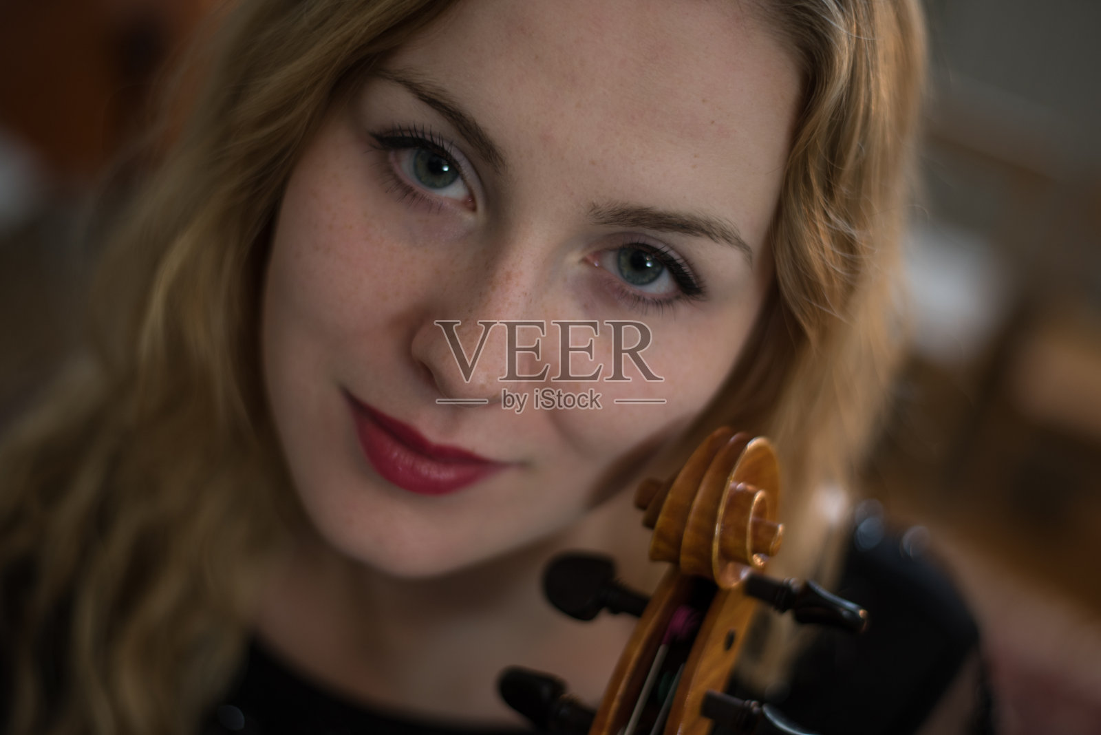 女音乐家演奏小提琴-吊灯照片摄影图片