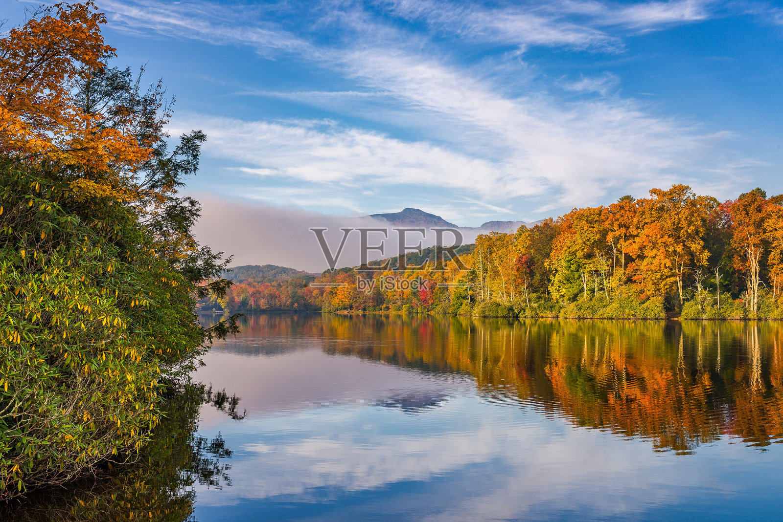 平静的水面倒影和秋天的色彩照片摄影图片