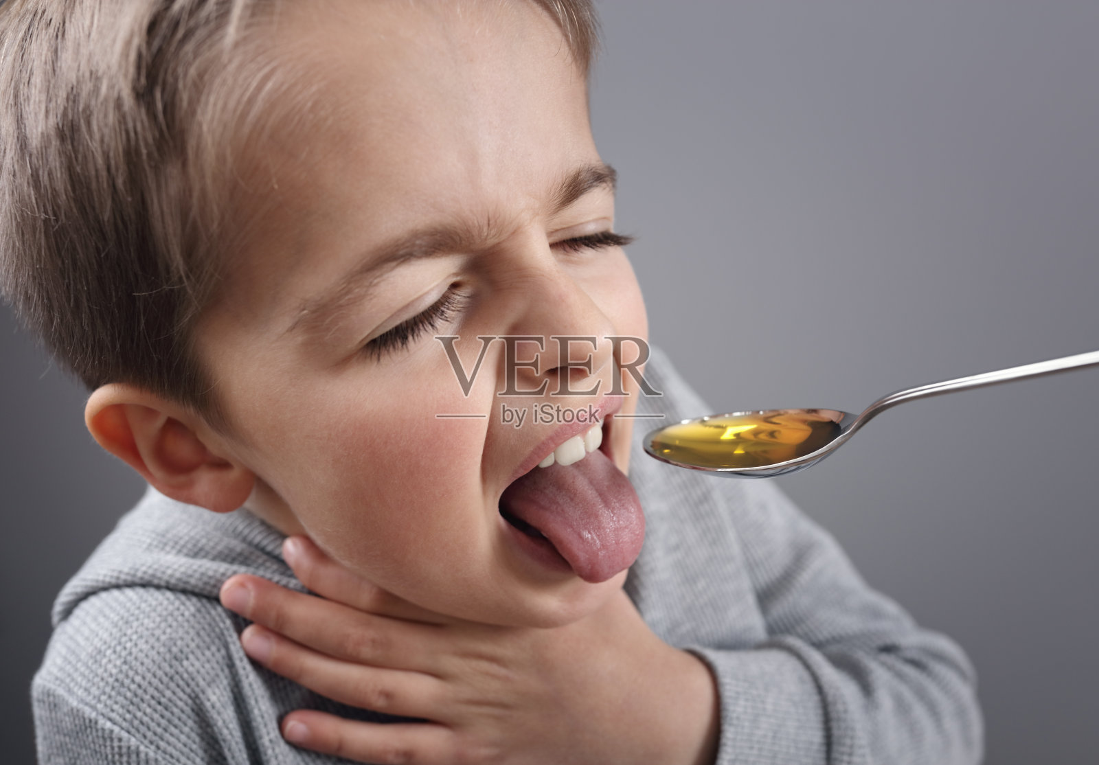 生病的男孩在吃药照片摄影图片