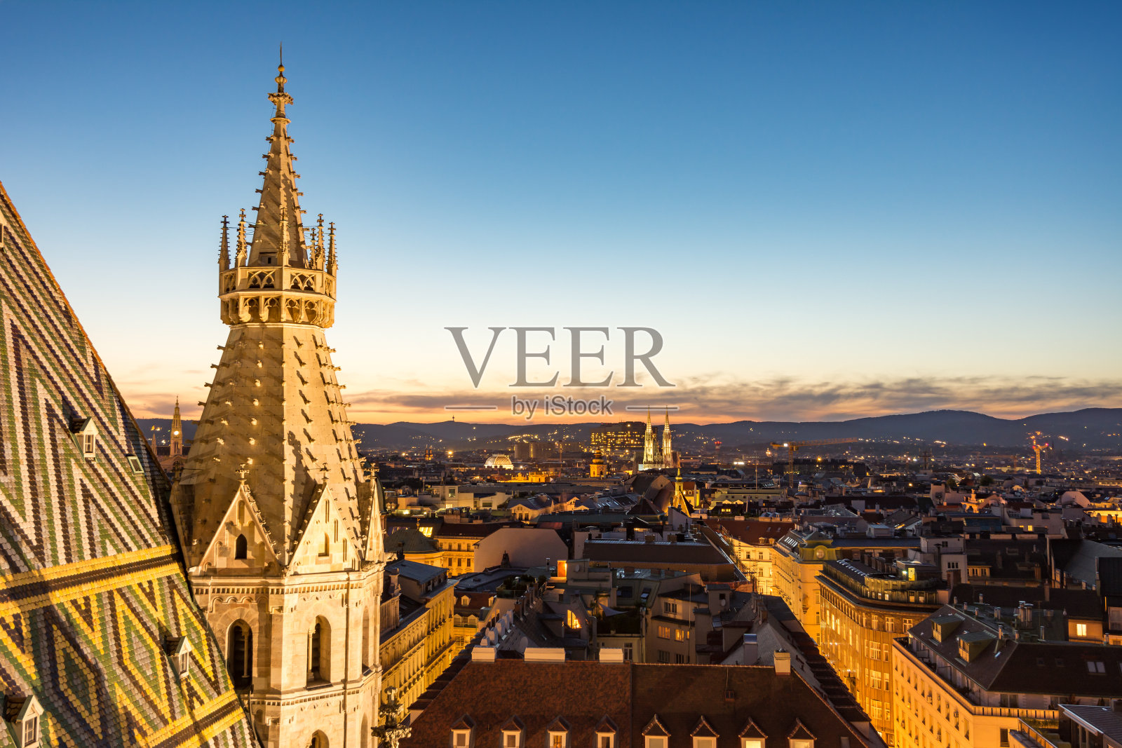 Stephansdom大教堂和维也纳夜晚的鸟瞰图照片摄影图片
