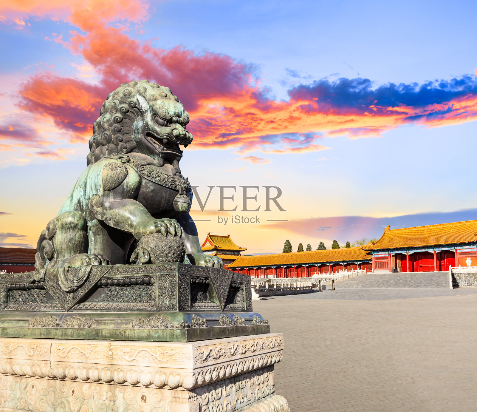 北京紫禁城的铜狮，中国的象征照片摄影图片
