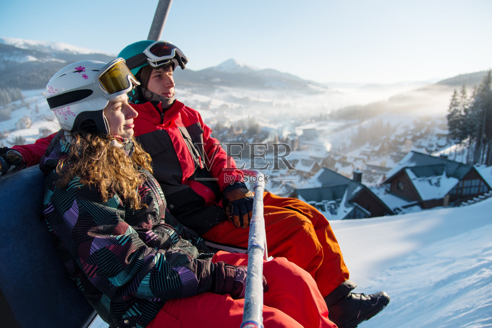 一对男人和女人的特写在一个索滑雪升降机在早上在布科维尔享受喀尔巴阡山脉copyspace娱乐活动的季节性概念的美丽的景色滑雪板照片摄影图片
