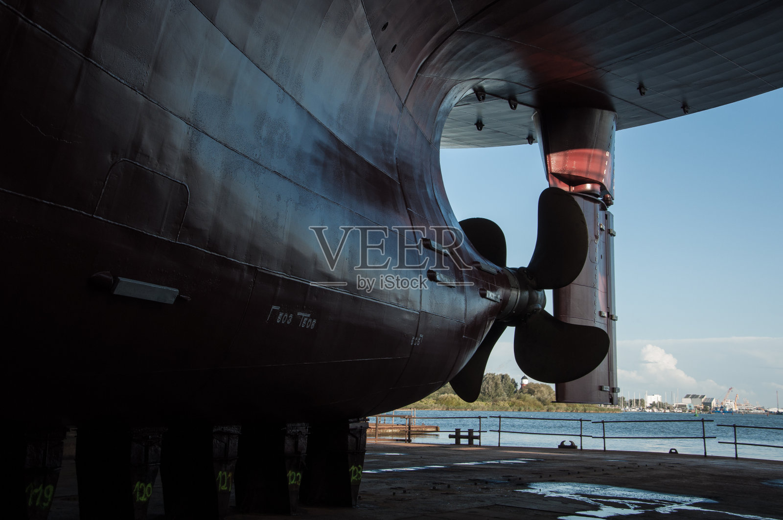 船舶舵和螺旋桨在干船坞的观点照片摄影图片