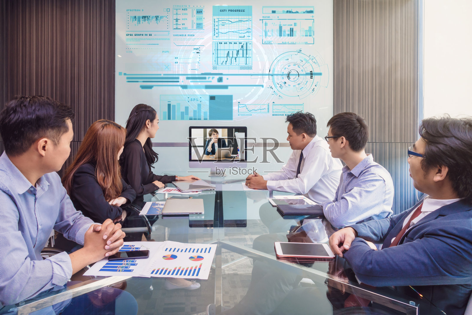 亚洲商务团队通过现代化的会议室显示器与经理进行视频会议，商务人士会议理念照片摄影图片