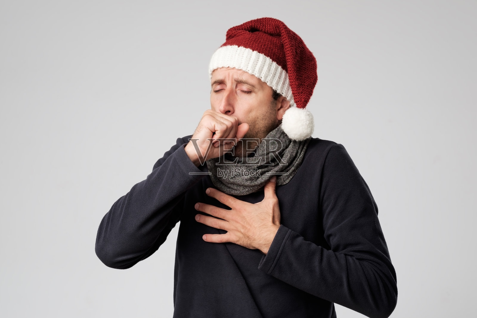 成熟的男人患感冒或肺炎。照片摄影图片