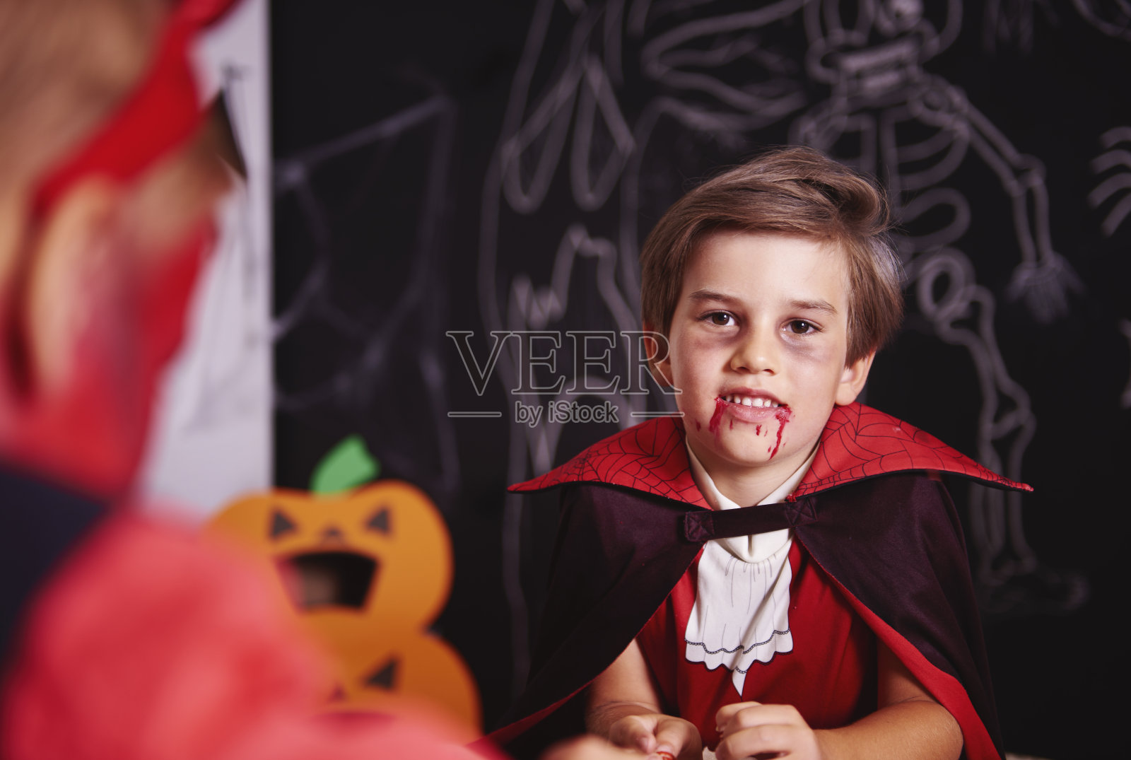 一个装扮成万圣节吸血鬼的小男孩的肖像照片摄影图片_ID:146067279-Veer图库