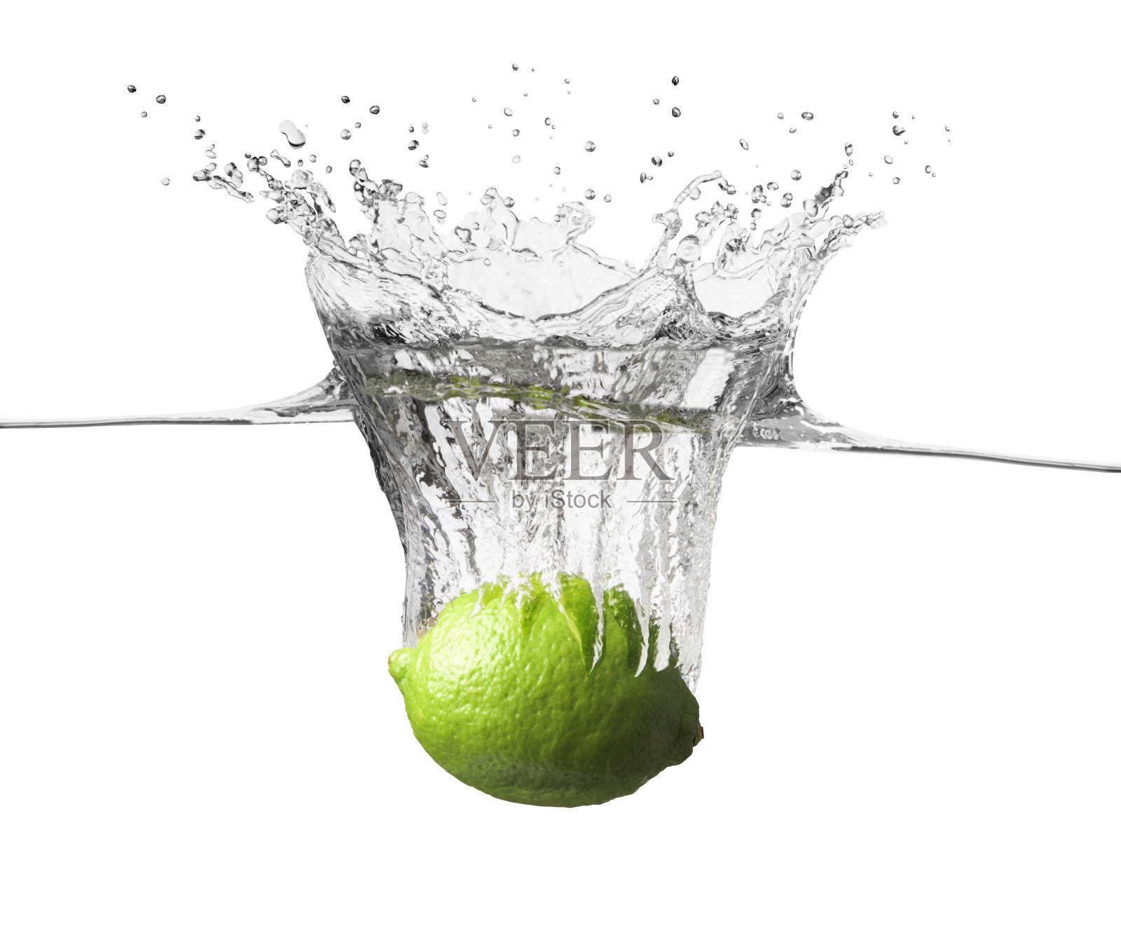 一个新鲜的绿色多汁的酸橙溅入水中照片摄影图片