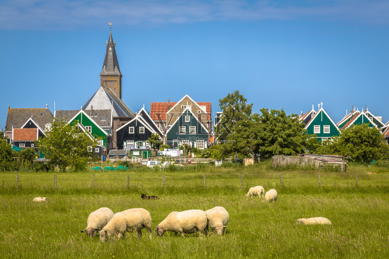 传统的荷兰村庄，色彩斑斓的木屋照片摄影图片