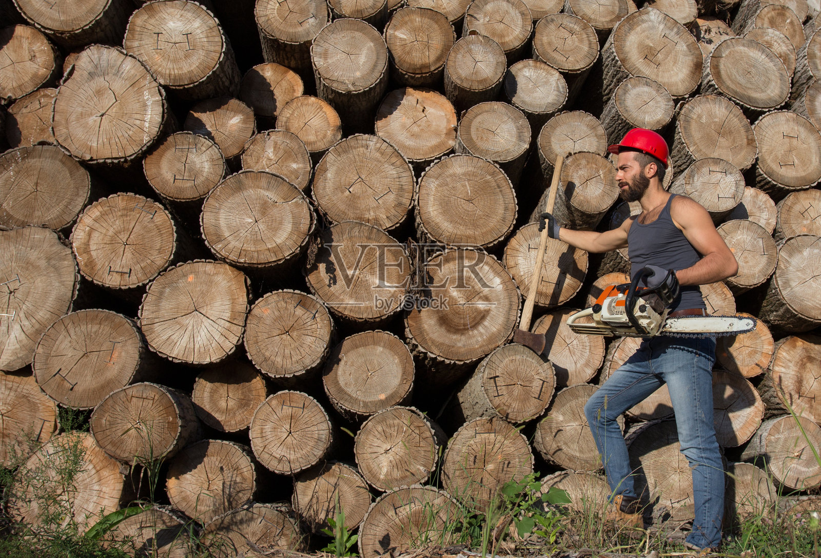 伐木工人用链锯和斧头照片摄影图片