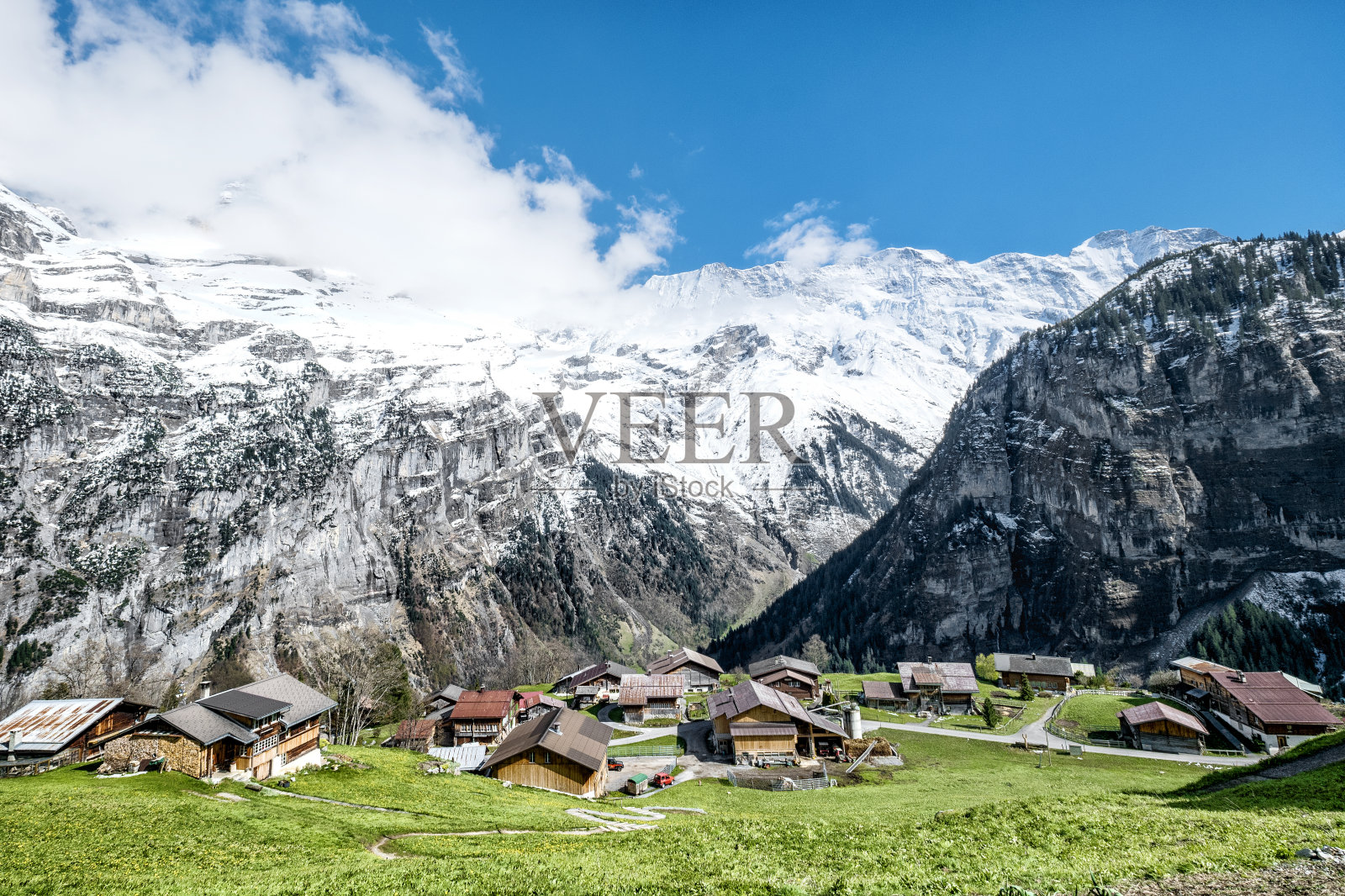 草原上的雪山景观。瑞士的农村。照片摄影图片