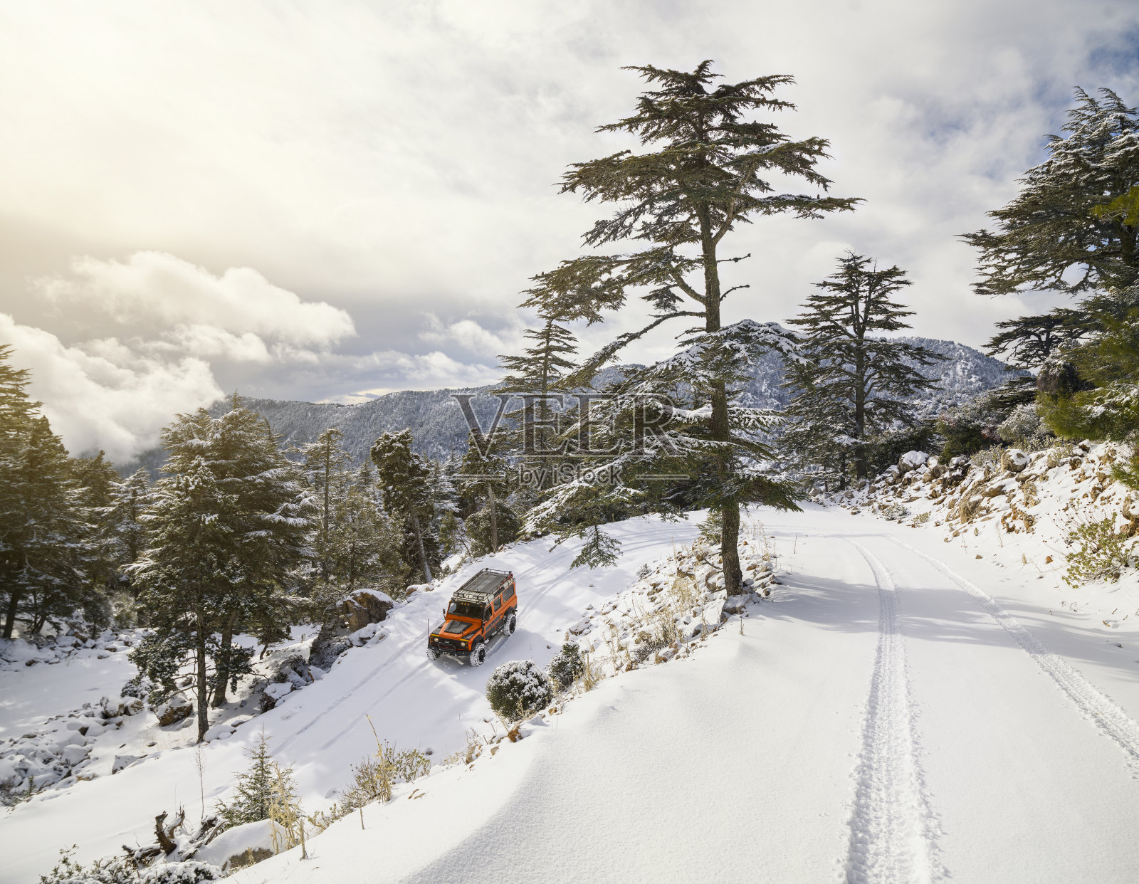 雪山路上的越野车辆照片摄影图片