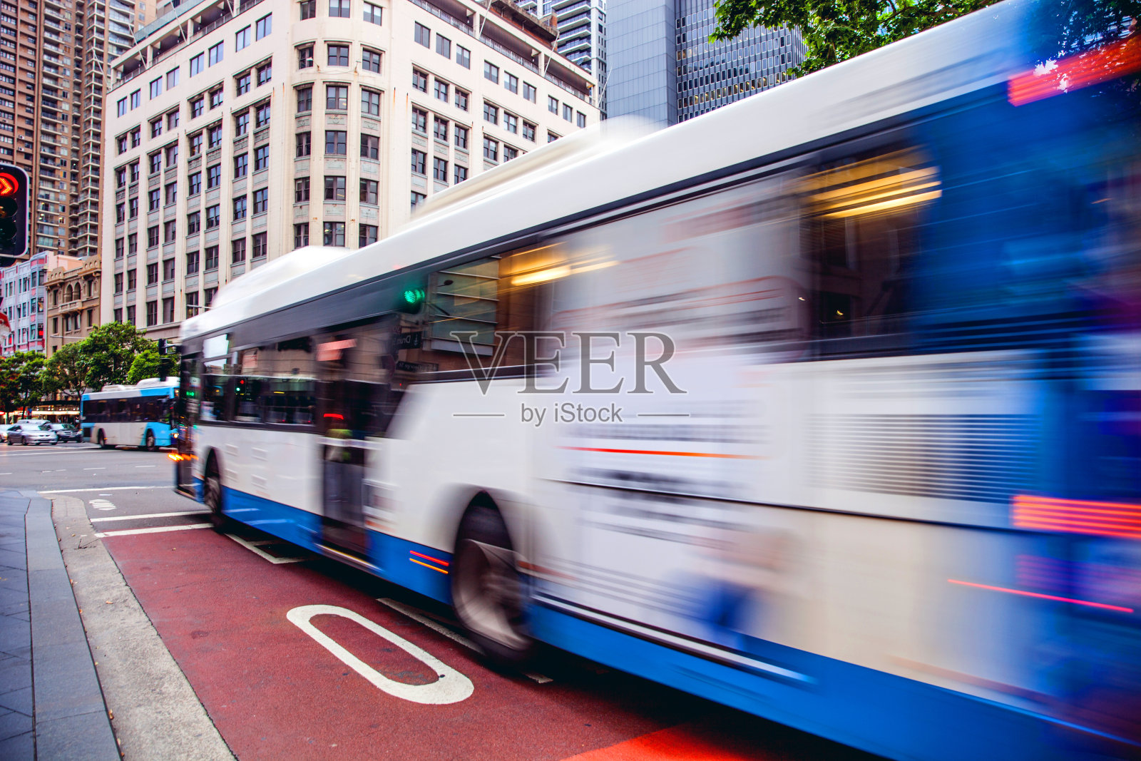 悉尼运输。公共汽车在市政厅拥挤的街道上照片摄影图片