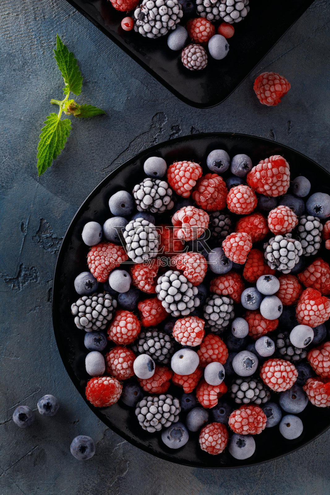 冷冻多汁和成熟的浆果蓝莓，黑莓和树莓，俯视图照片摄影图片