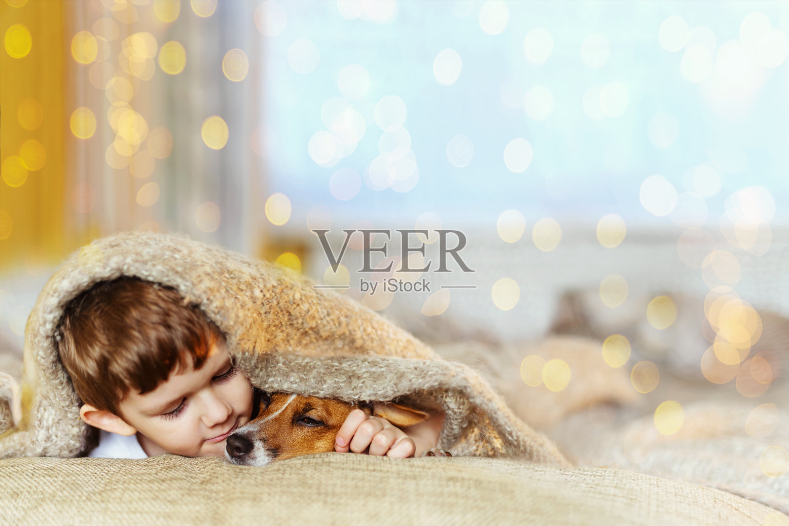 可爱的婴儿拥抱和睡在羊毛毯子照片摄影图片
