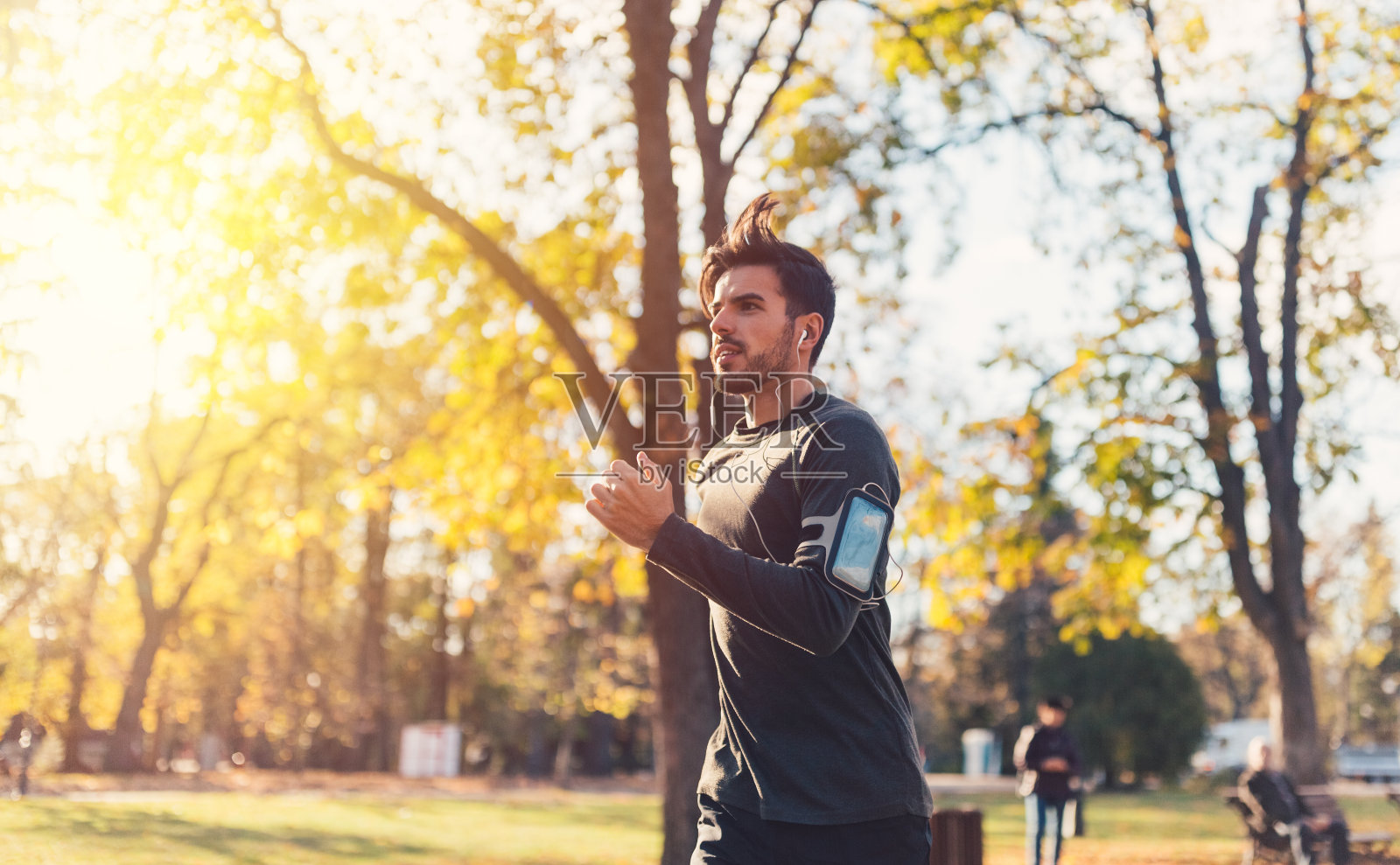 运动员在秋季公园慢跑照片摄影图片