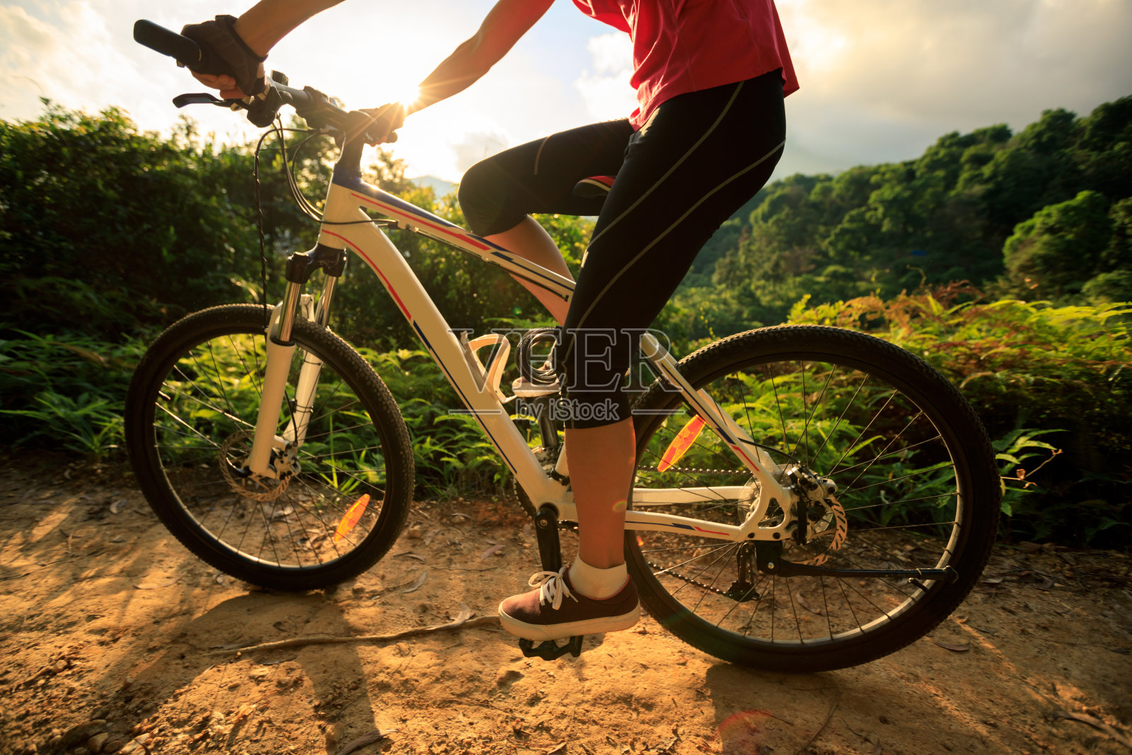 女自行车手骑山地车在小径上照片摄影图片