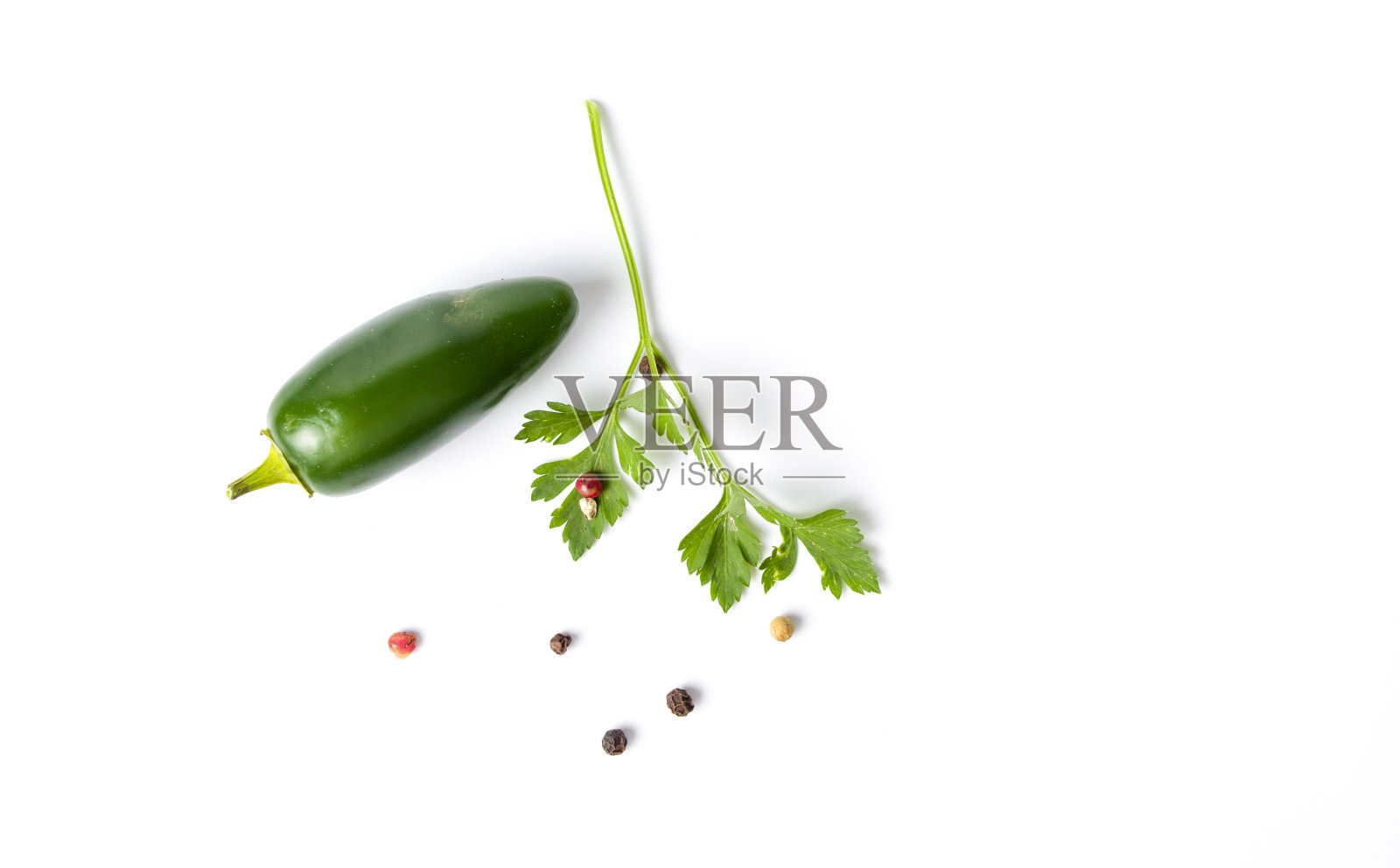 绿色的墨西哥辣椒在白色的背景孤立照片摄影图片