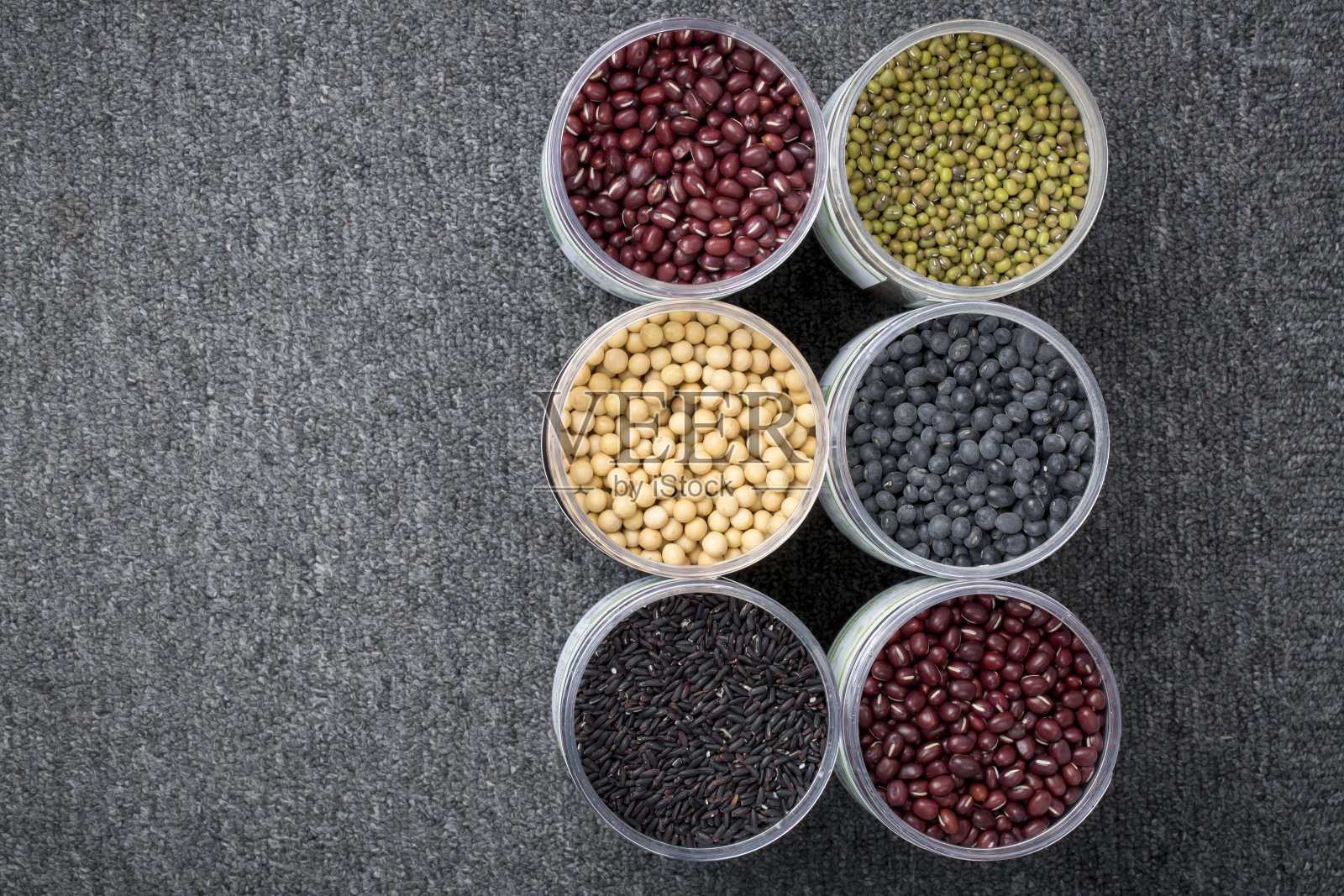 不同的豆子:大豆，绿豆，小豆，黑豆。和黑米。从以上观点。和copy-space。照片摄影图片