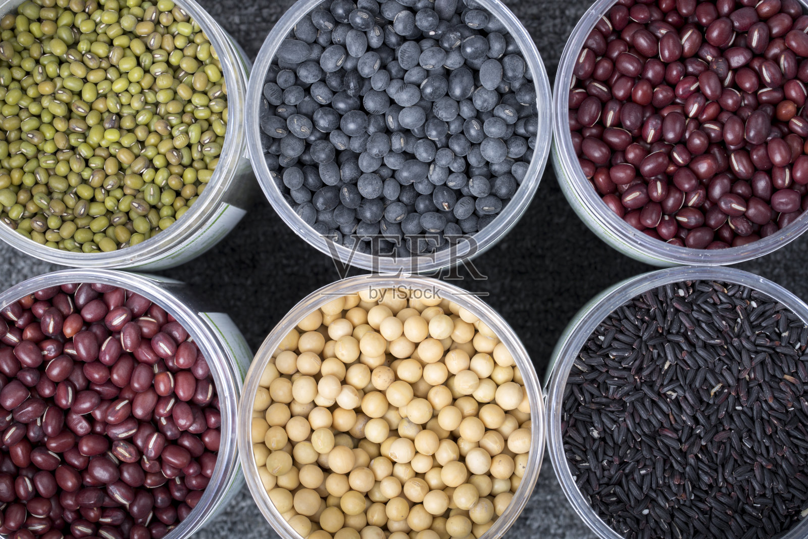 不同的豆子:大豆，绿豆，小豆，黑豆。和黑米。从以上观点。和copy-space。照片摄影图片