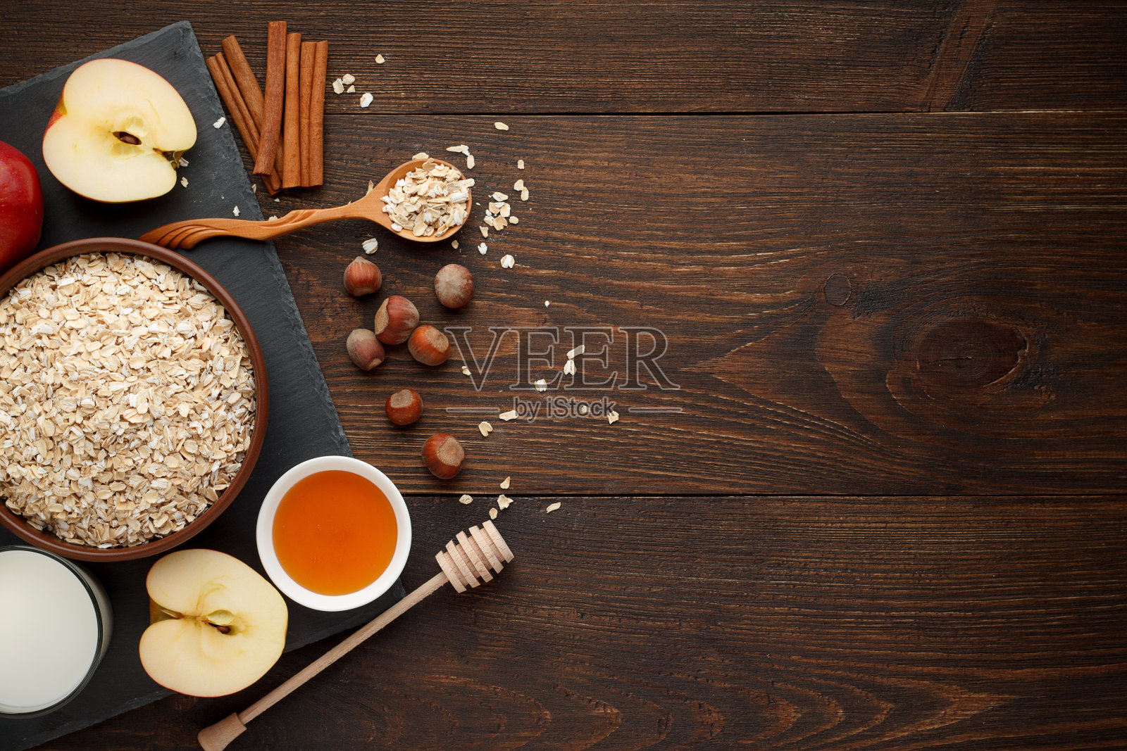 燕麦片的配料放在深色的木桌上。健康食品的概念。照片摄影图片