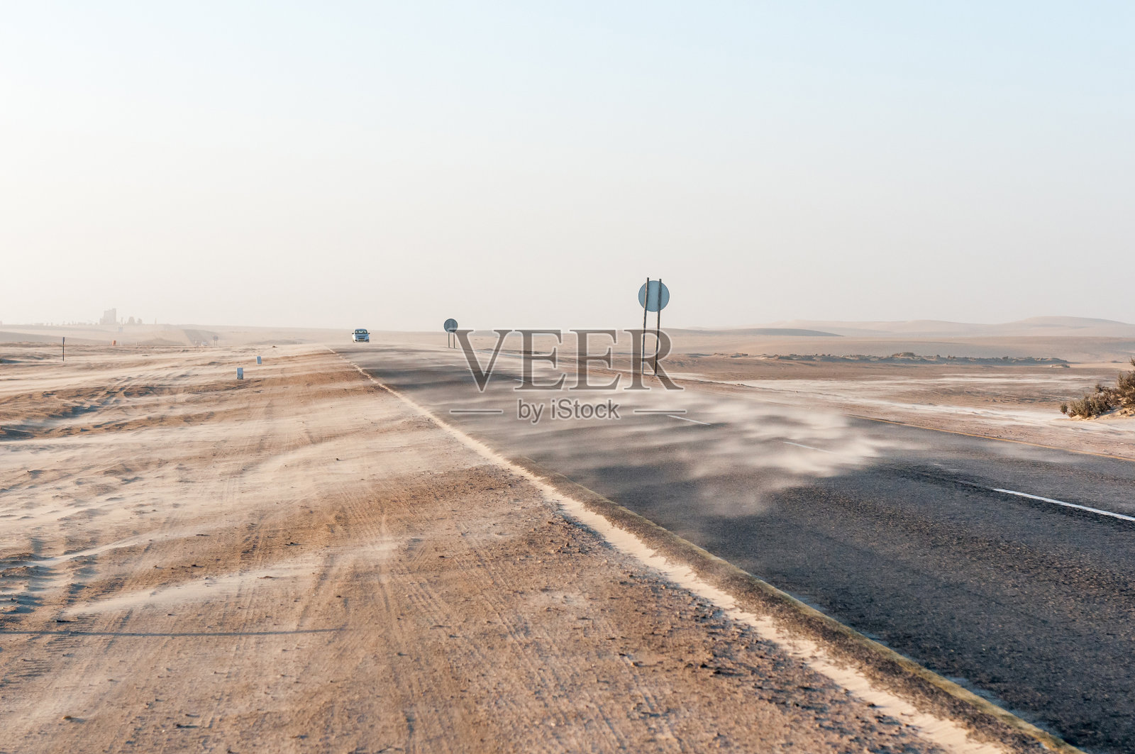 沙子在纳米布沙漠的长滩附近吹过照片摄影图片