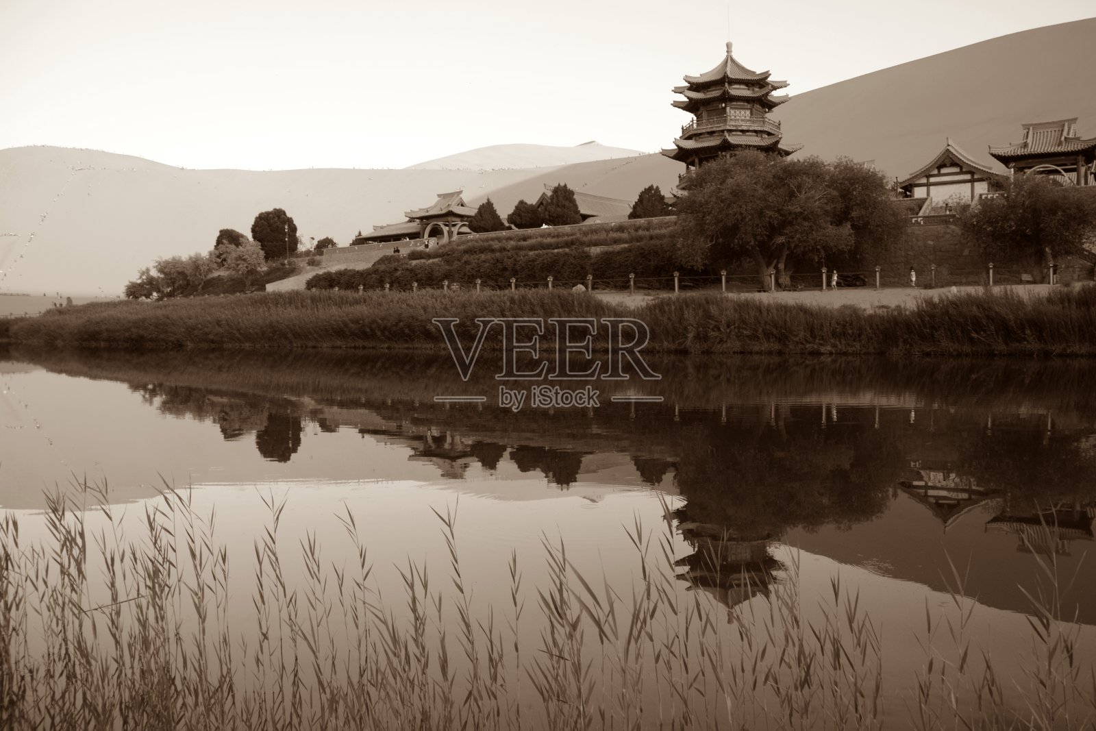 中国甘肃敦煌名沙山和月牙湖照片摄影图片