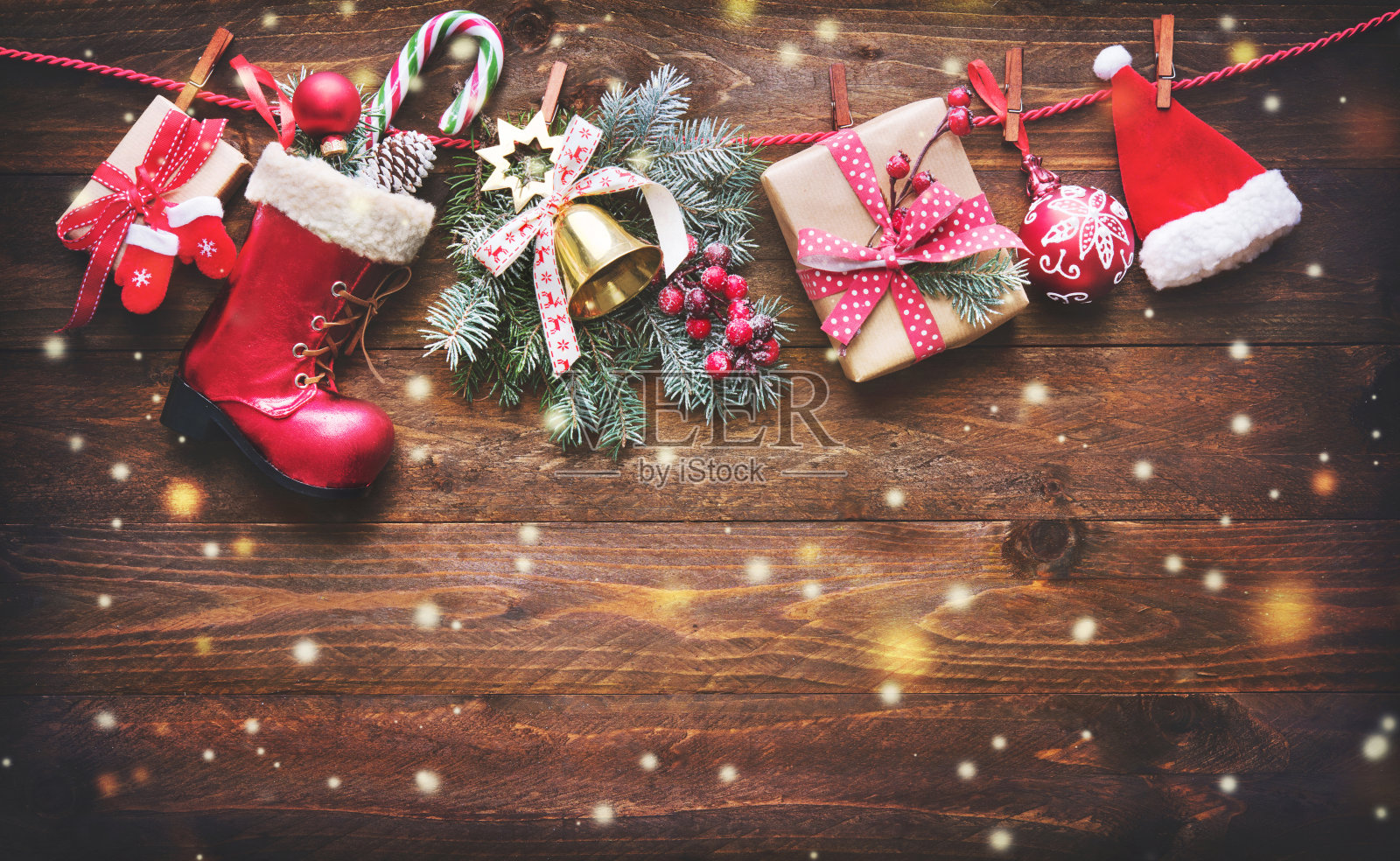 节日背景与圣诞礼物，圣诞老人配件和装饰晾衣绳照片摄影图片
