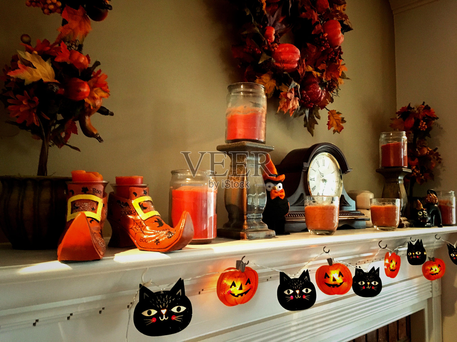 秋季家居装饰在壁炉架上照片摄影图片