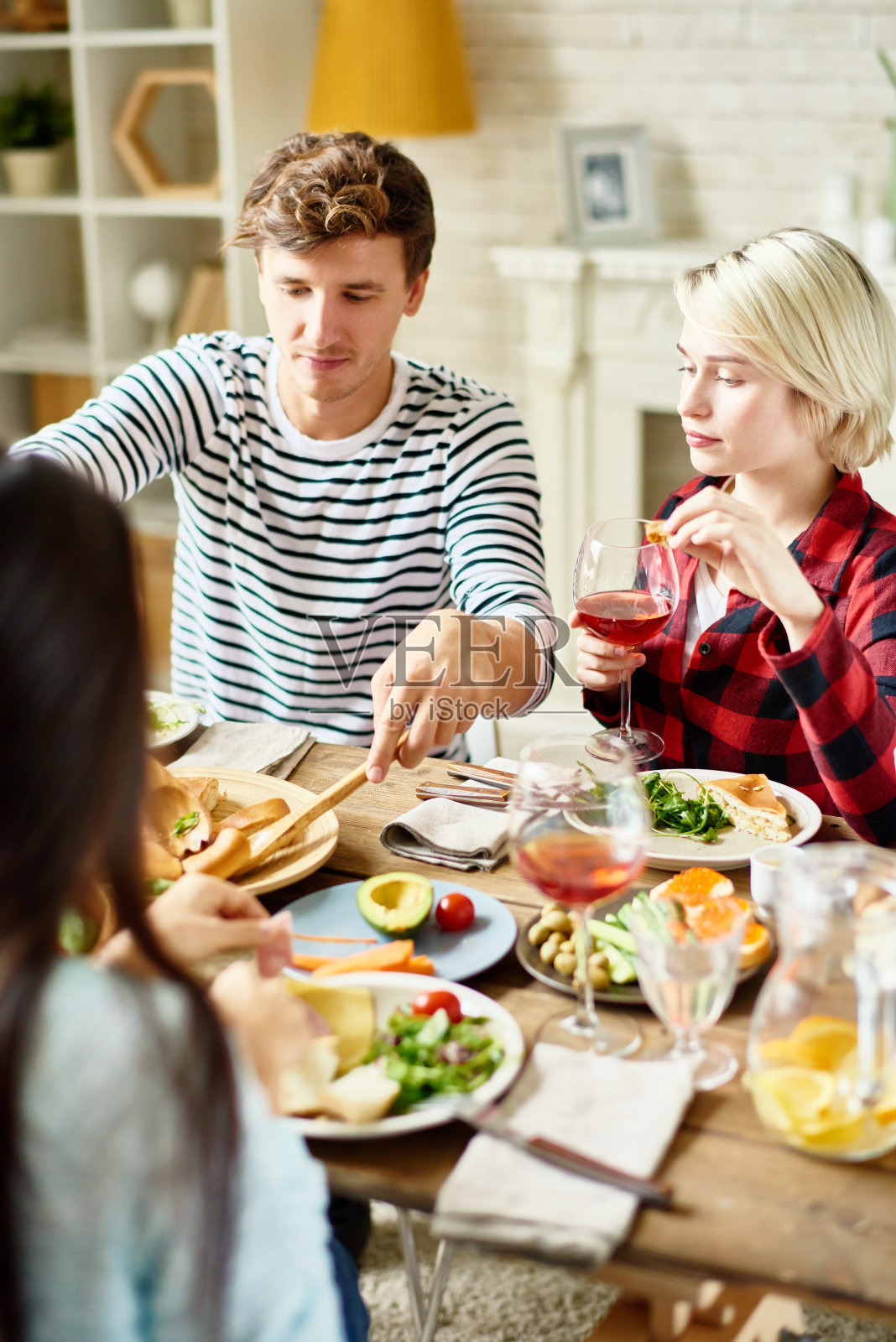 《现代人物》:在家里和朋友吃饭照片摄影图片