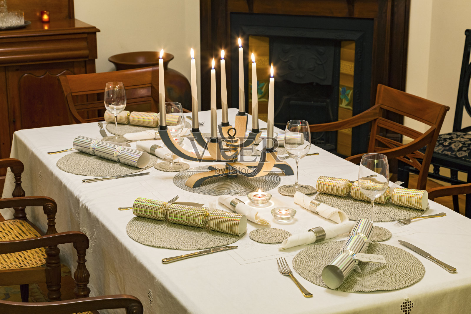 夏季圣诞节:圣诞晚餐的正式餐桌布置和发光的大烛台照片摄影图片