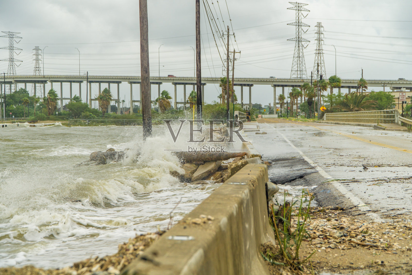 德克萨斯州休斯敦外加尔维斯顿湾附近的一条道路被水冲毁照片摄影图片