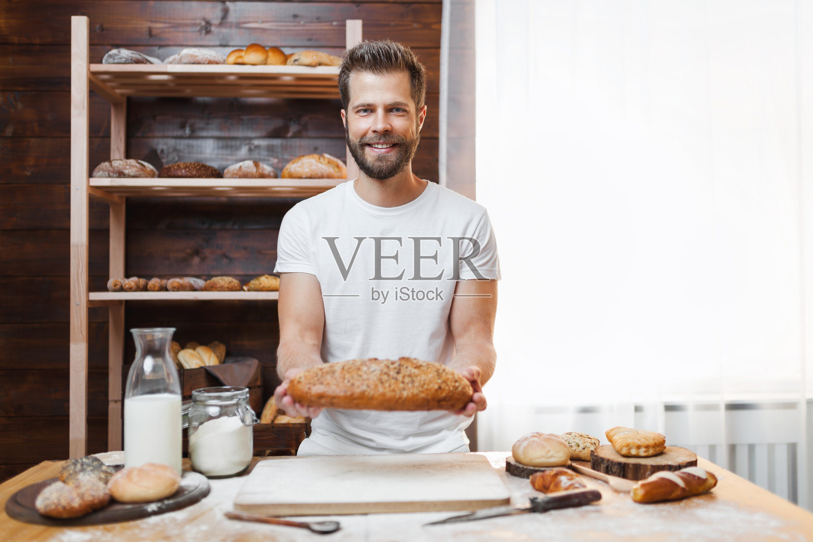 面包师提供各种新鲜出炉的美味面包和糕点照片摄影图片