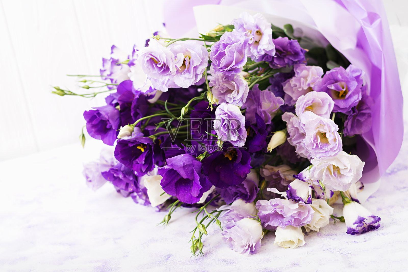 美丽的花束混合白色，紫色和紫色的口气孔。照片摄影图片