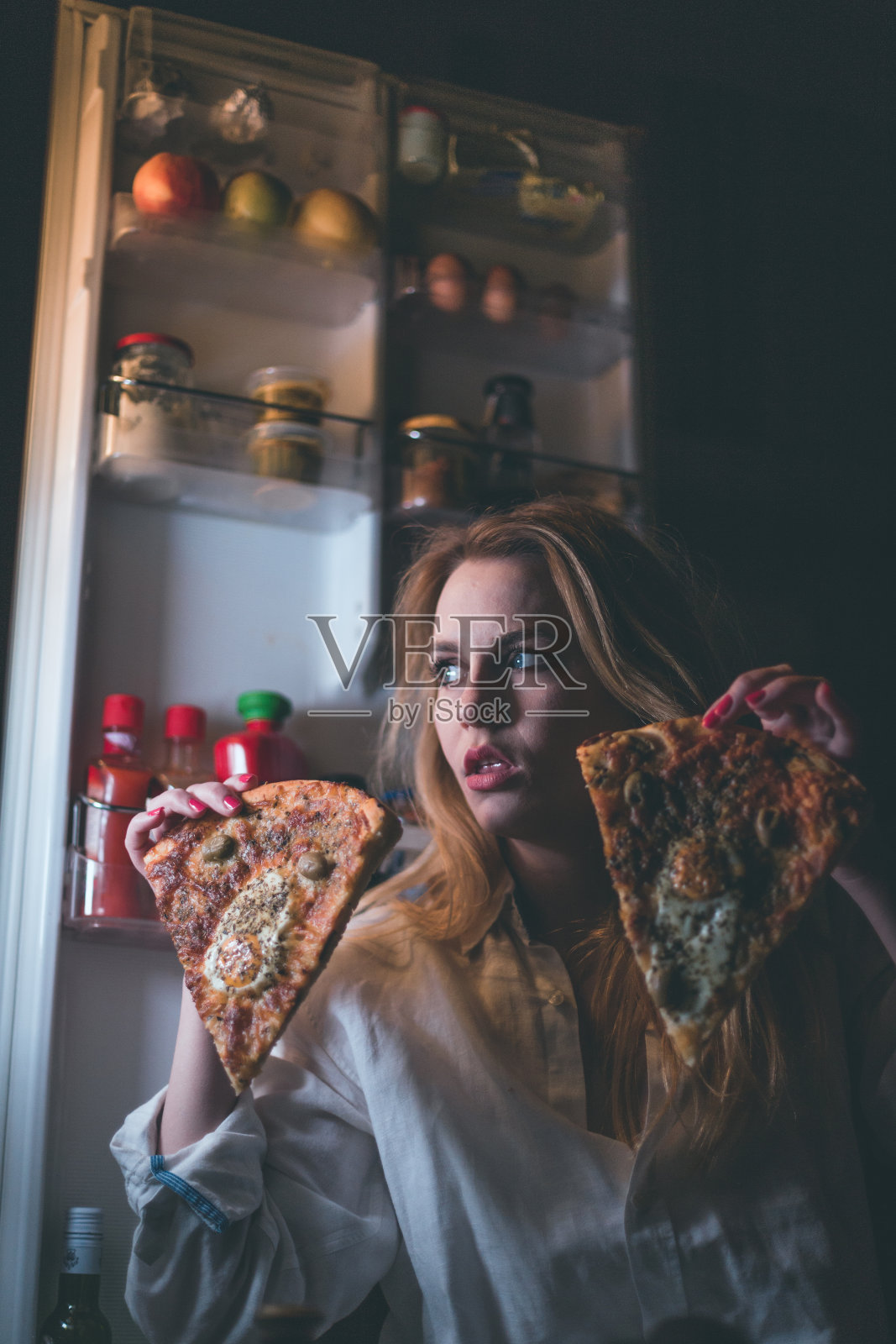 深夜吃披萨的美女照片摄影图片
