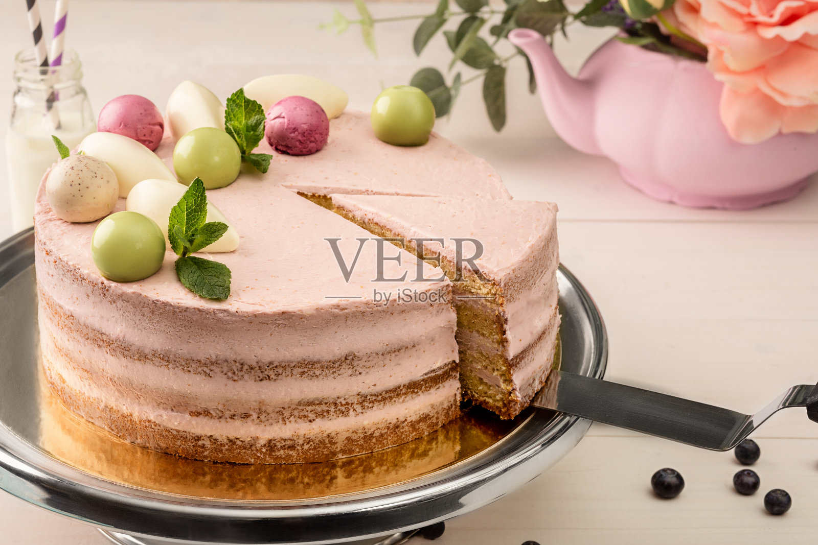 粉蛋糕薄荷和装饰甜球从上面的盘子，特写照片摄影图片