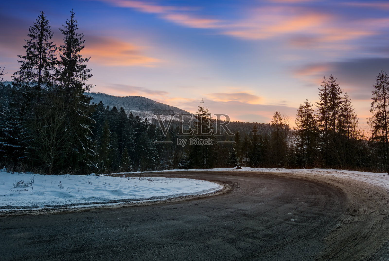 冬季日落时蜿蜒的山脉照片摄影图片