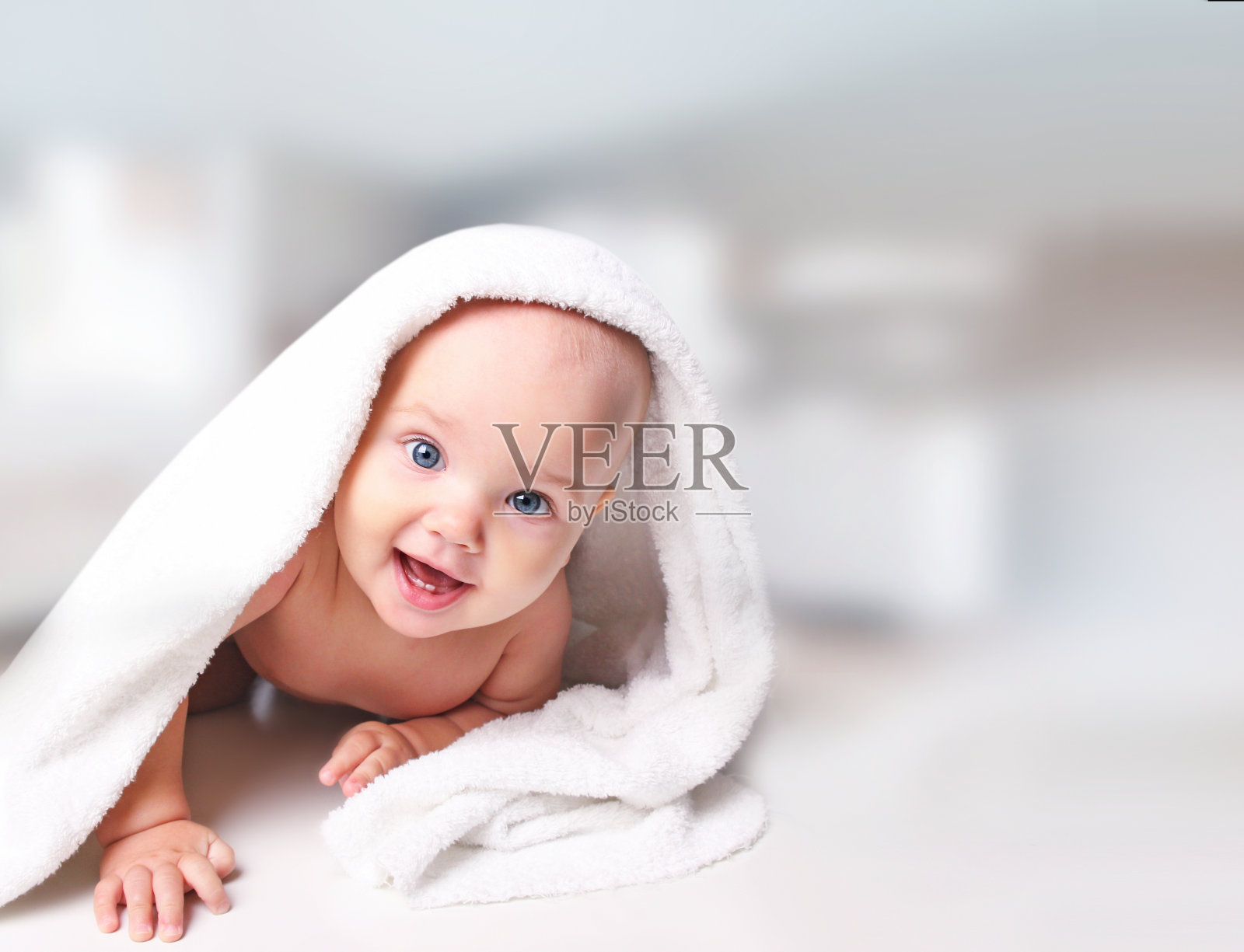 裹着毛巾的婴儿肖像。照片摄影图片