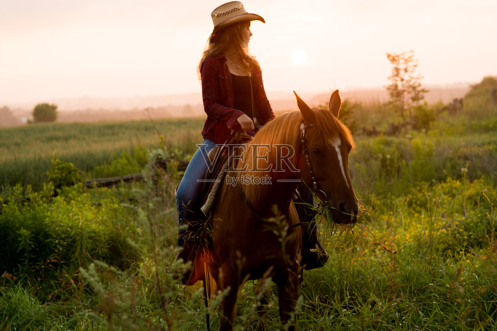 在日出骑马的乡村女孩照片摄影图片