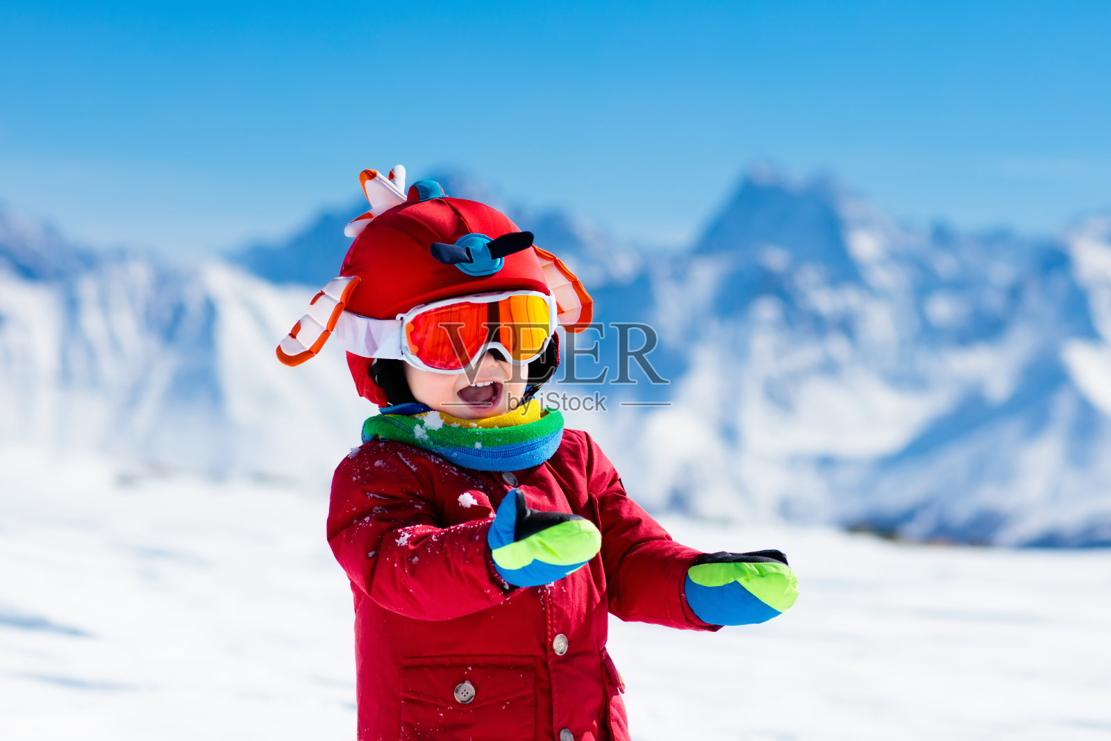 孩子们冬天玩雪。儿童滑雪。家庭滑雪。照片摄影图片