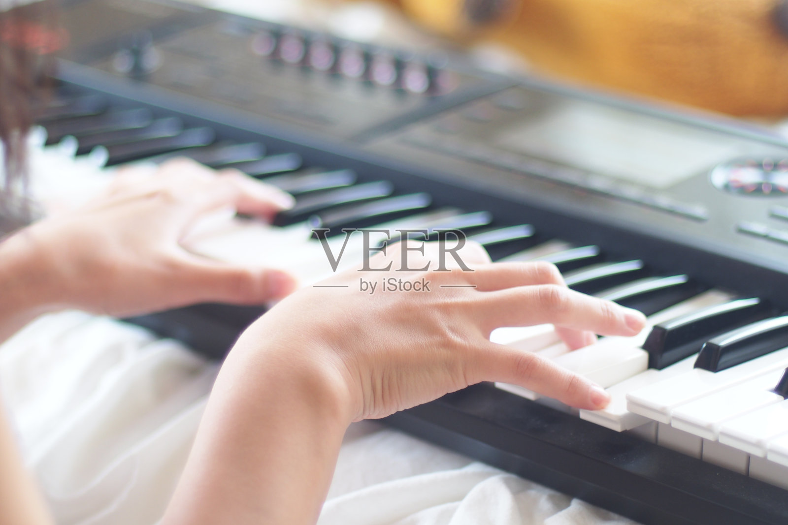 女人的手在家里弹奏电子钢琴照片摄影图片
